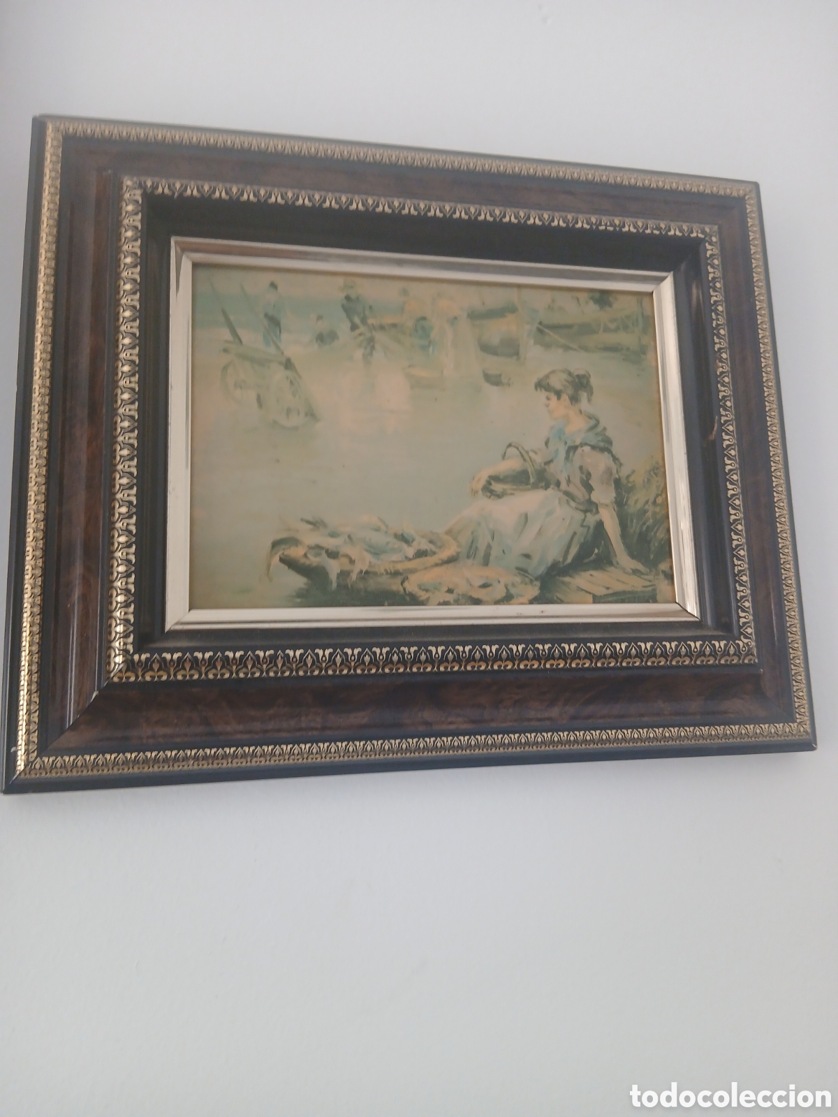 Arte: Antiguo cuadro enmarcado con escena costumbrista de una mujer junto al puerto. Sin firma visible. Se