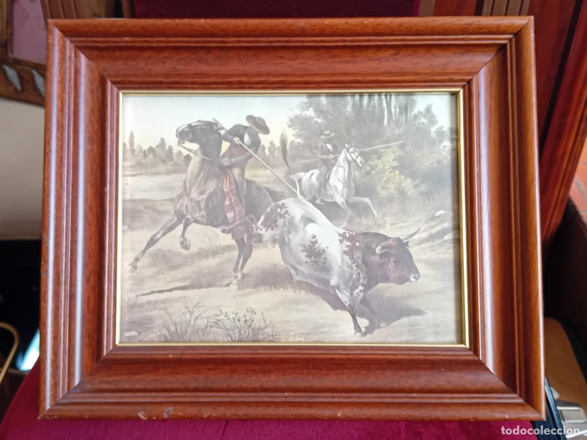 Arte: Caballistas con pica dirigiendo al toro en el campo