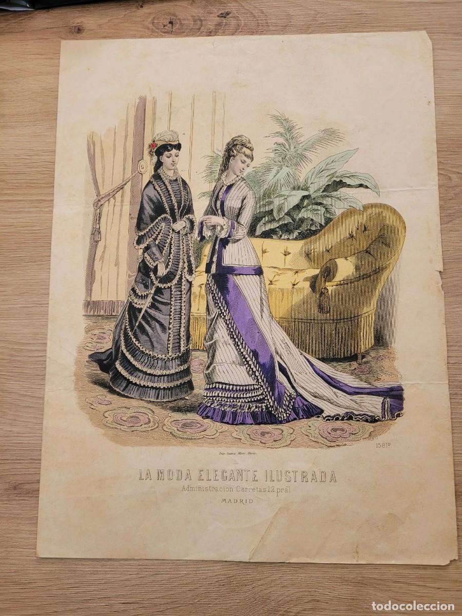 Arte: LAMINA ANTIGUA +-1880 LA MODA ELEGANTE ILUSTRADA FIGURIN COLOR VESTIDO MORADO SOFA 37.5X27cm
