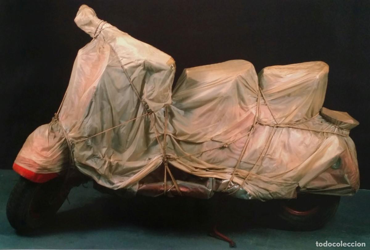 Arte: Christo: Wrapped Vespa, 2001 - Foto 2
