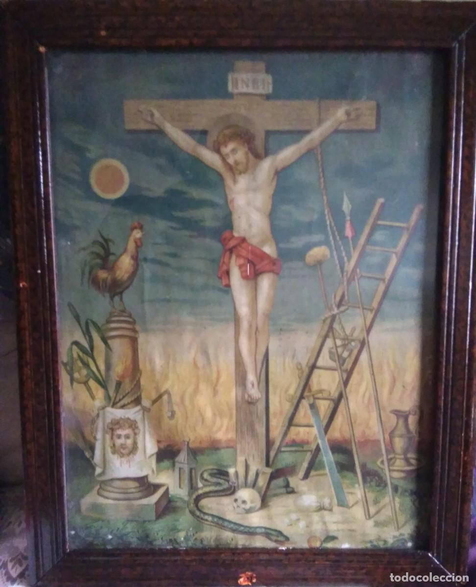Arte: Cuadro con litografia Cristo Cruficado con gallo, escalera...