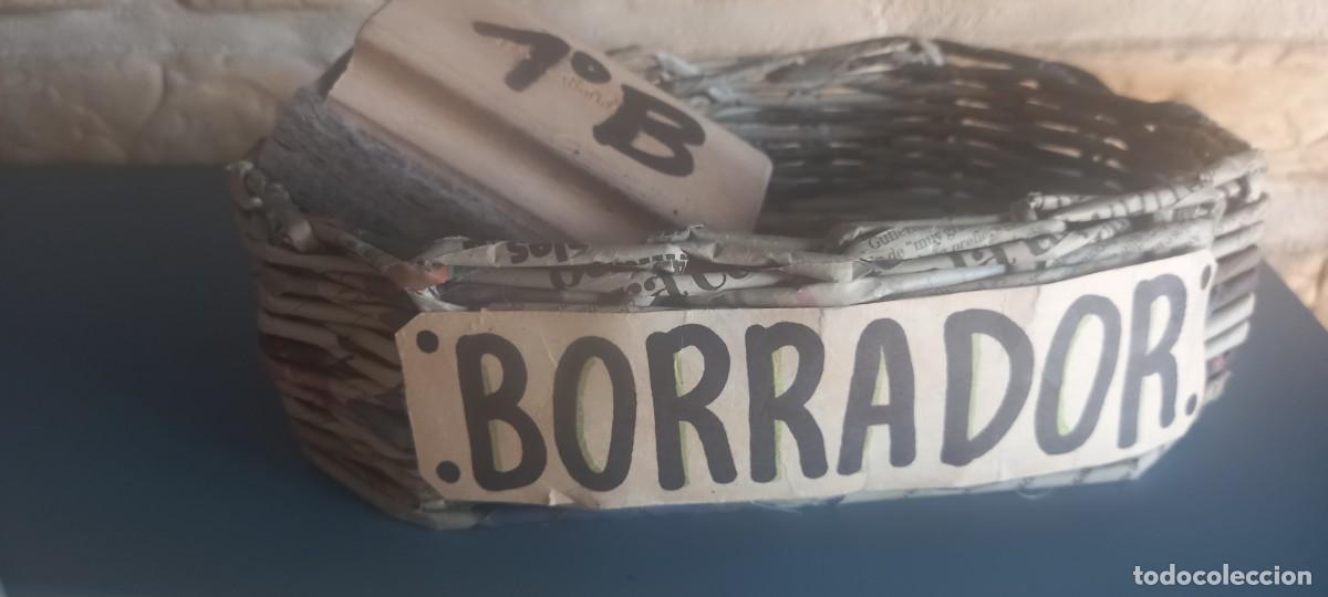 Arte: elemento escolar de reciclaje creativo, cesta de papel periodico y borrador aula primaria secundaria