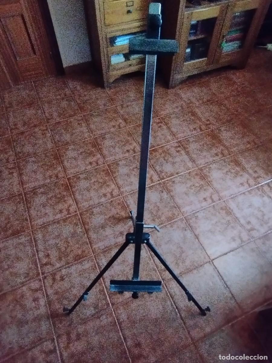 Arte: Caballete de metal plegable, tambi&eacute;n conocido como caballete de campo o de campa&ntilde;a.