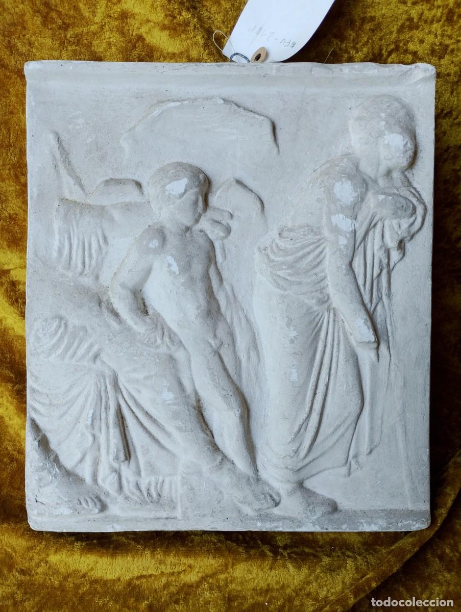 Kunst: Vaciado en yeso de una antigua metopa (bajorrelieve griego o romano) tama&ntilde;o natural por tan s&oacute;lo
