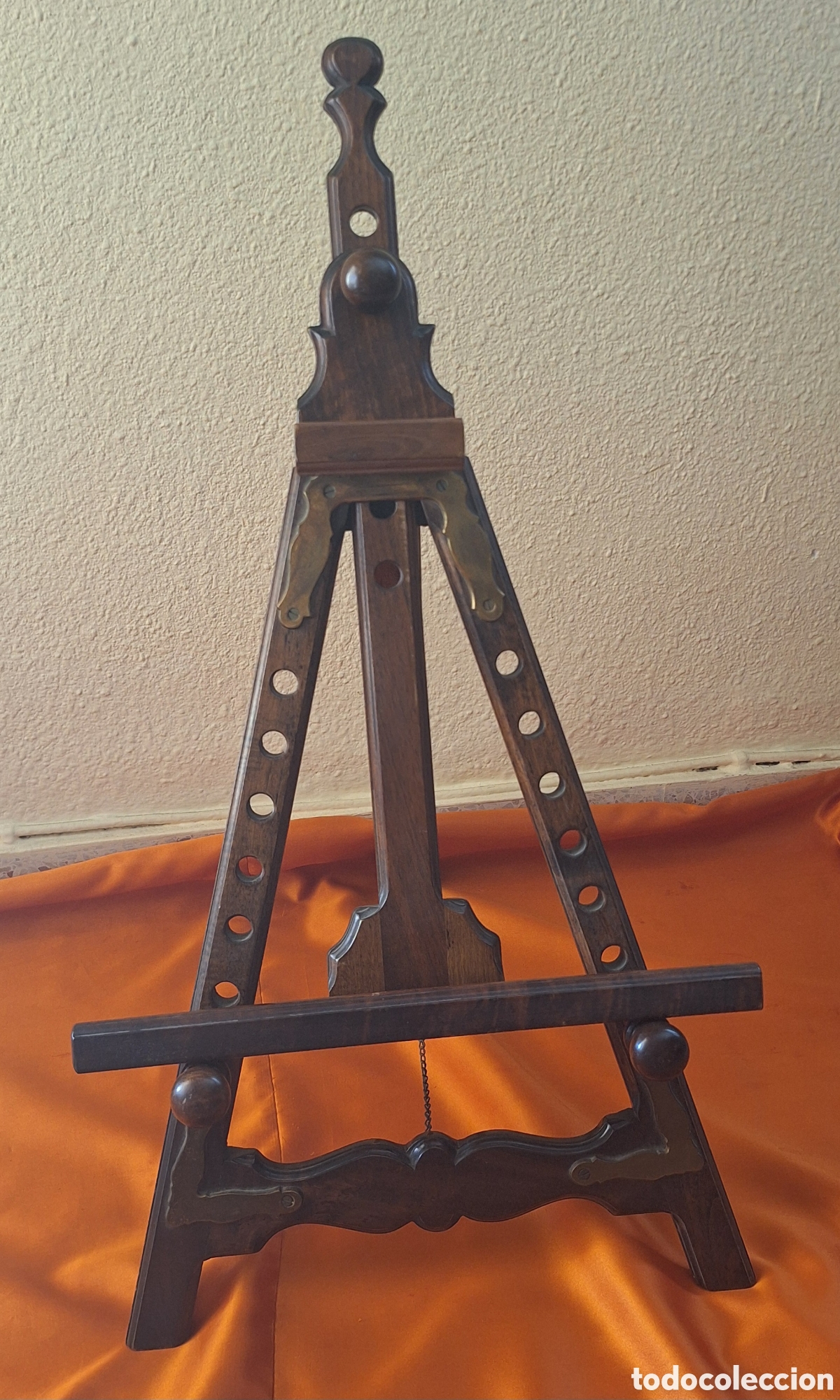 Arte: Antiguo Caballete de Pintor realizado en Madera con decoraciones en Bronce