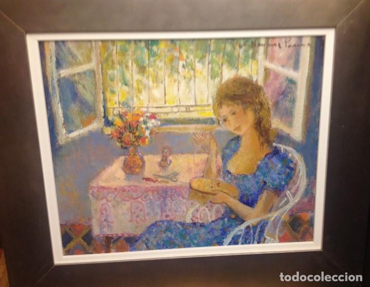 Arte: mujer bordando en la ventana - Foto 1