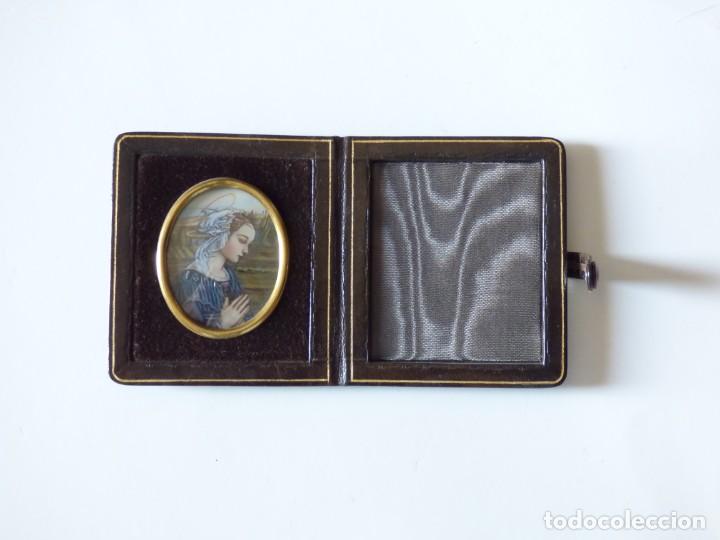 Arte: MINIATURA DE SANTA EN PORTA RETRATO DE BOLSO, MUY FINO TRABAJO DE MEDIADOS DEL S.XX