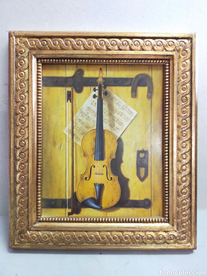 Arte: OLEO SOBRE TABLA, VIOLIN CON PARTITURA Y HERRADURA. EN MARCO DE MADERA DORADO.