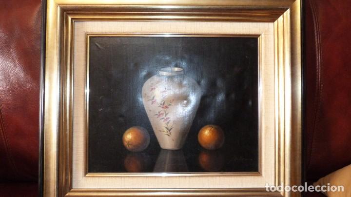 Arte: BODEGON DE JARRON CON NARANJAS EN NEGRO. 63X55 TOTAL ENMARCADO.OLEO LIENZO, FIRMA NO INTERPRETADA