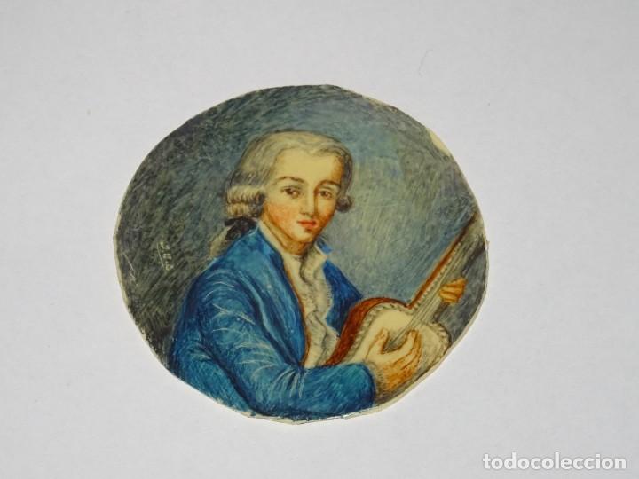 Arte: (CAJÓN) MINIATURA PINTADA A MANO - MÚSICO, FIRMADO J.U.C, 6,5CM, BUEN ESTADO