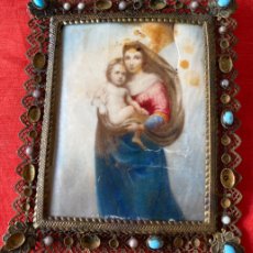 Arte: ANTIGUA PINTURA DE VIRGEN MARIA CON NIÑO JESUS ,SOBRE BASE DE CELULOIDE MARCO FILIGRANA CON PERLAS