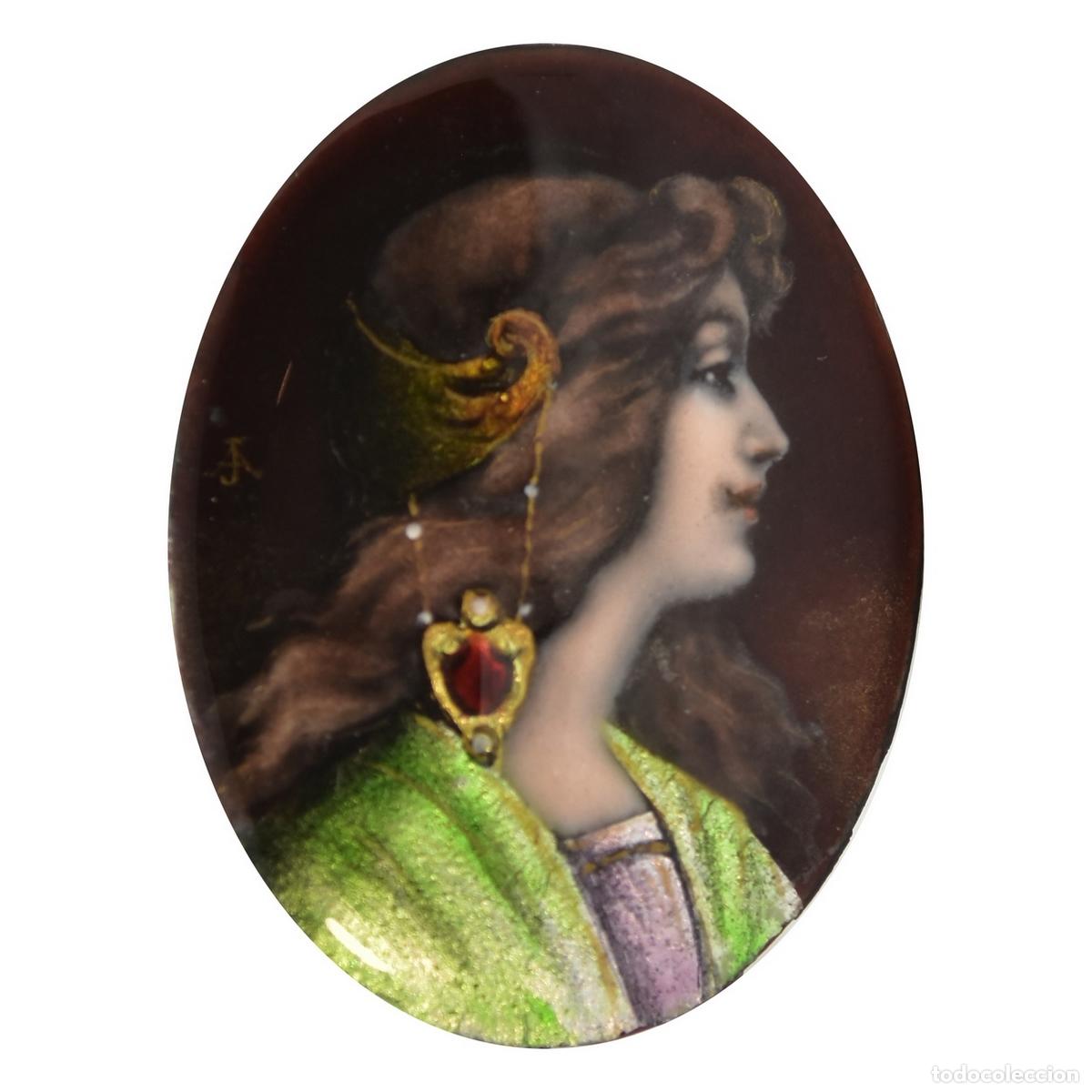 Arte: Portrait miniature sur porcelaine &eacute;maill&eacute;e de jeune femme 1900 Art nouveau