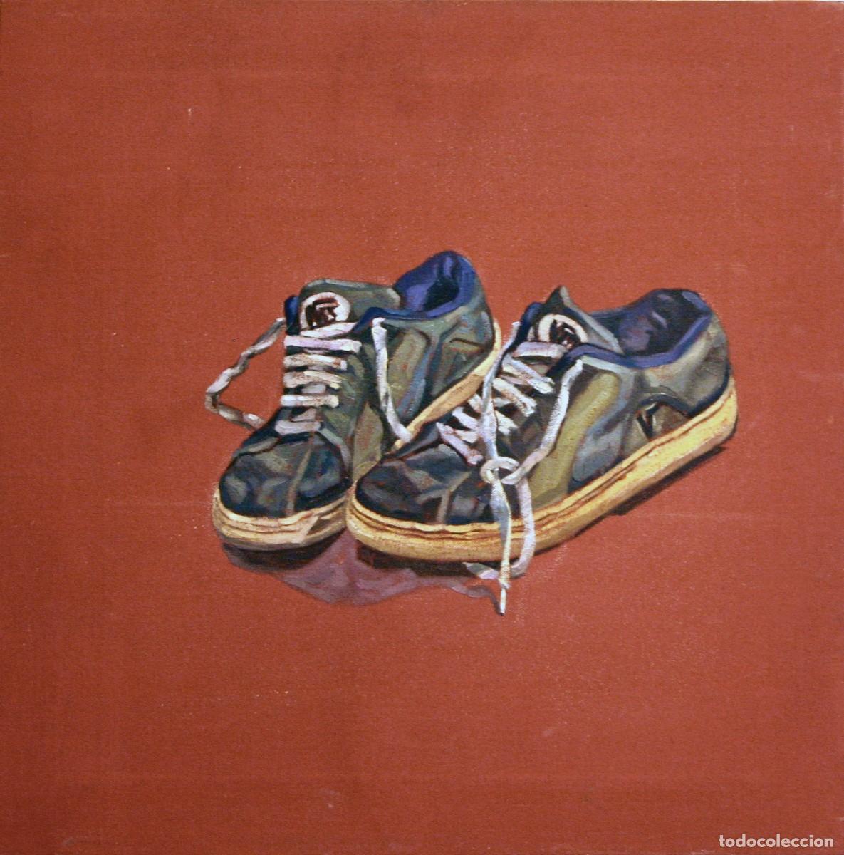 Arte: Pintura contempor&aacute;nea bodeg&oacute;n en rojo con zapatillas deportivas
