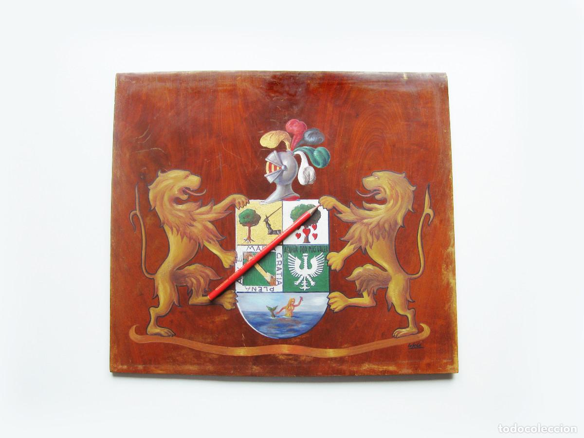 Arte: TABLA PINTADA AL OLEO CON UN ESCUDO HER&Aacute;LDICO DE LOS A&Ntilde;OS 50 FIRMADA