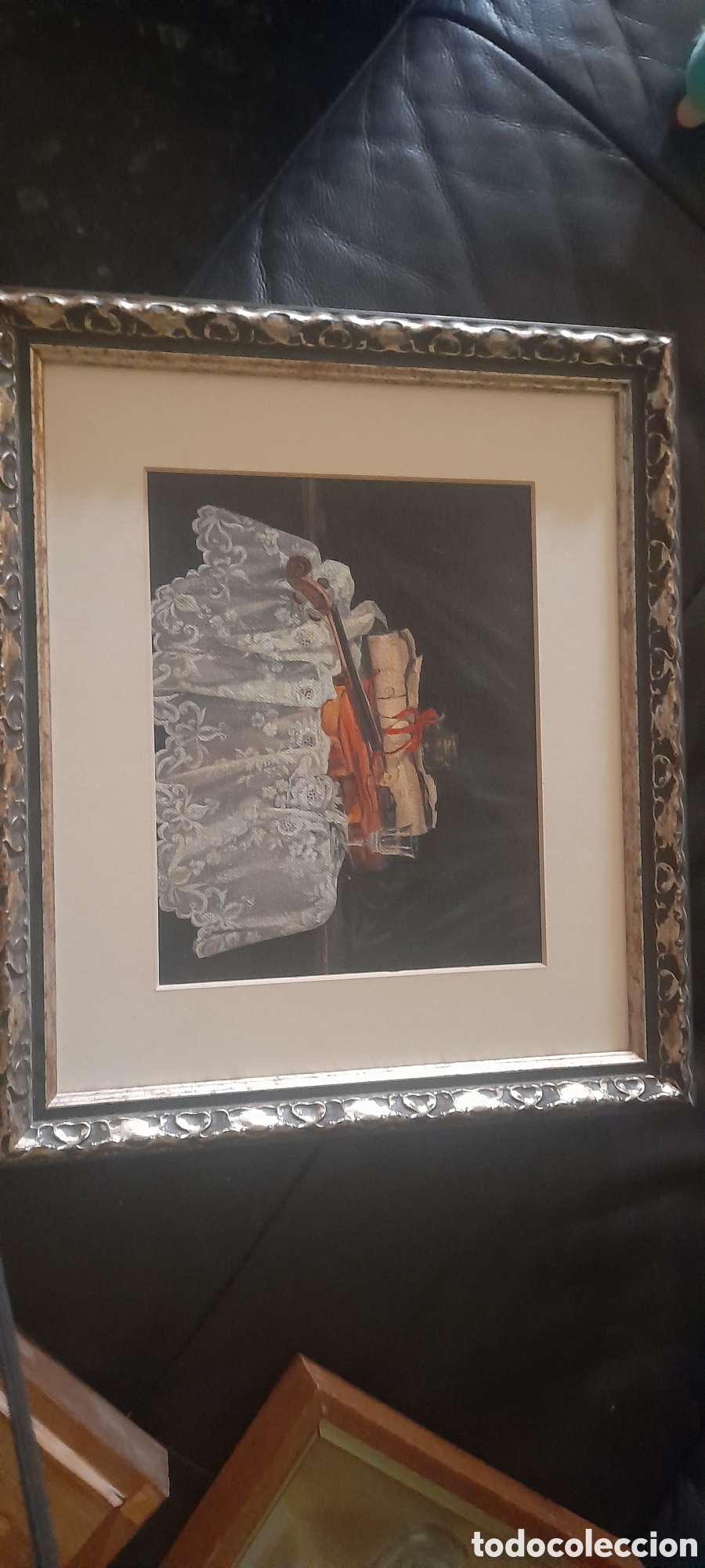 Arte: Viol&iacute;n y pergamino sobre mantel - Foto 1