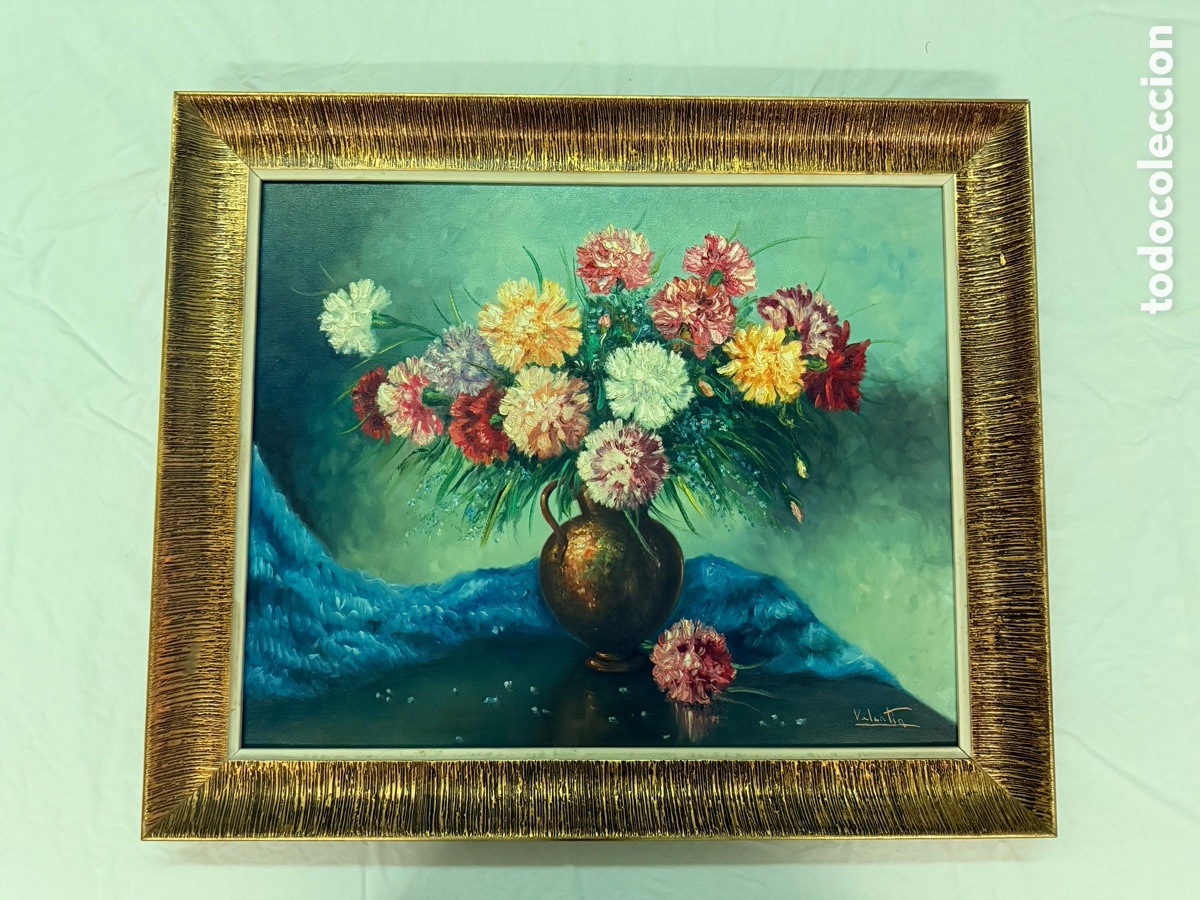 Arte: Bodeg&oacute;n floral con jarra de cobre &ndash; Firmado &ldquo;Valent&iacute;n&rdquo; (ca. 1970)