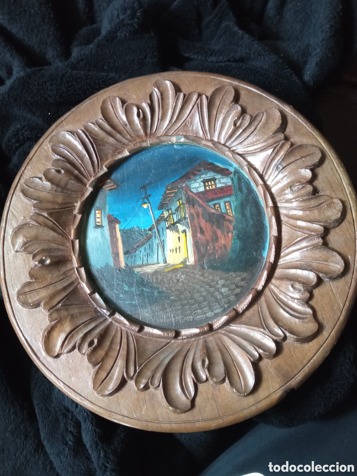 Arte: Antiguo plato de madera pintado al &oacute;leo 25 cm de di&aacute;metro.