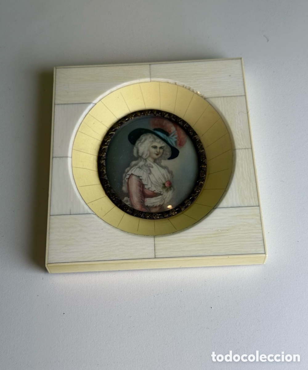 Art: &Oacute;leo en miniatura sobre marfil &ndash; Retrato femenino S. XIX &ndash; Marco de marfil &ndash; Bajo cristal