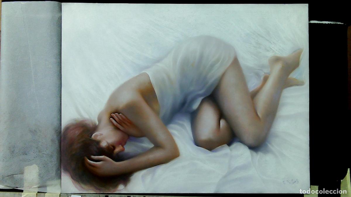 Arte: Enric Montserrat Foj - Mujer dormida sobre lienzo blanco - Pastel