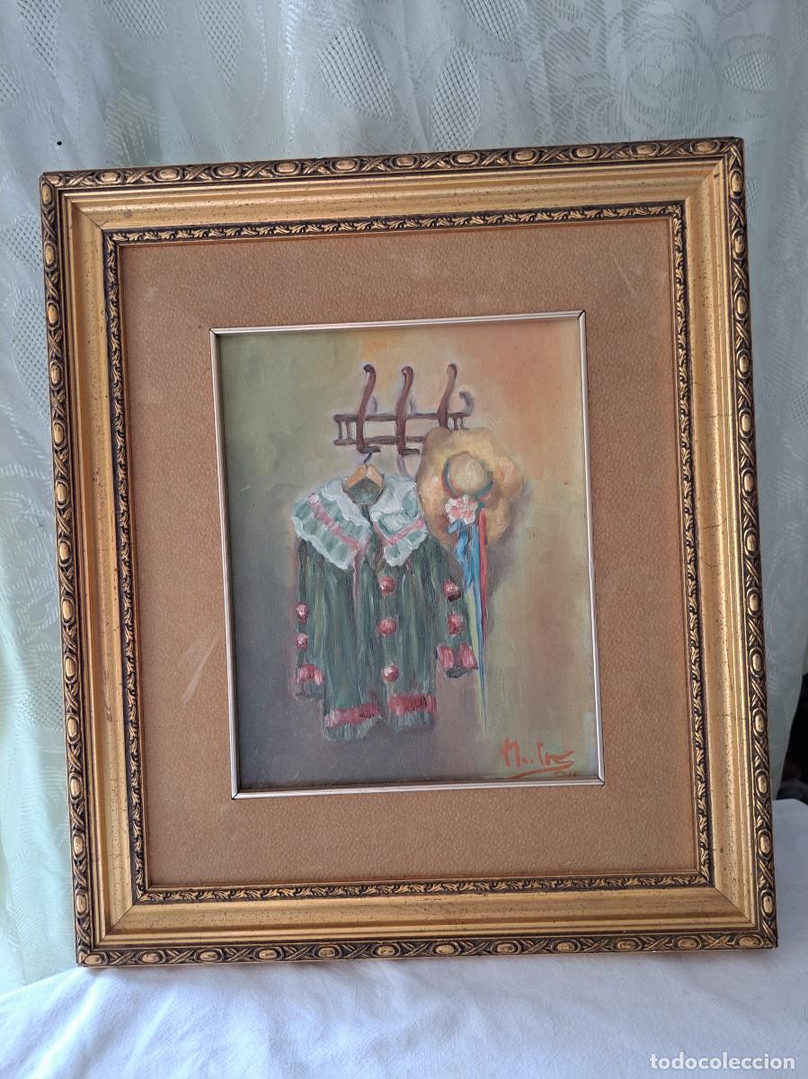Arte: Precioso oleo sobre tabla, perchero con prendas de vestir., marco dorado,firmado Martinez