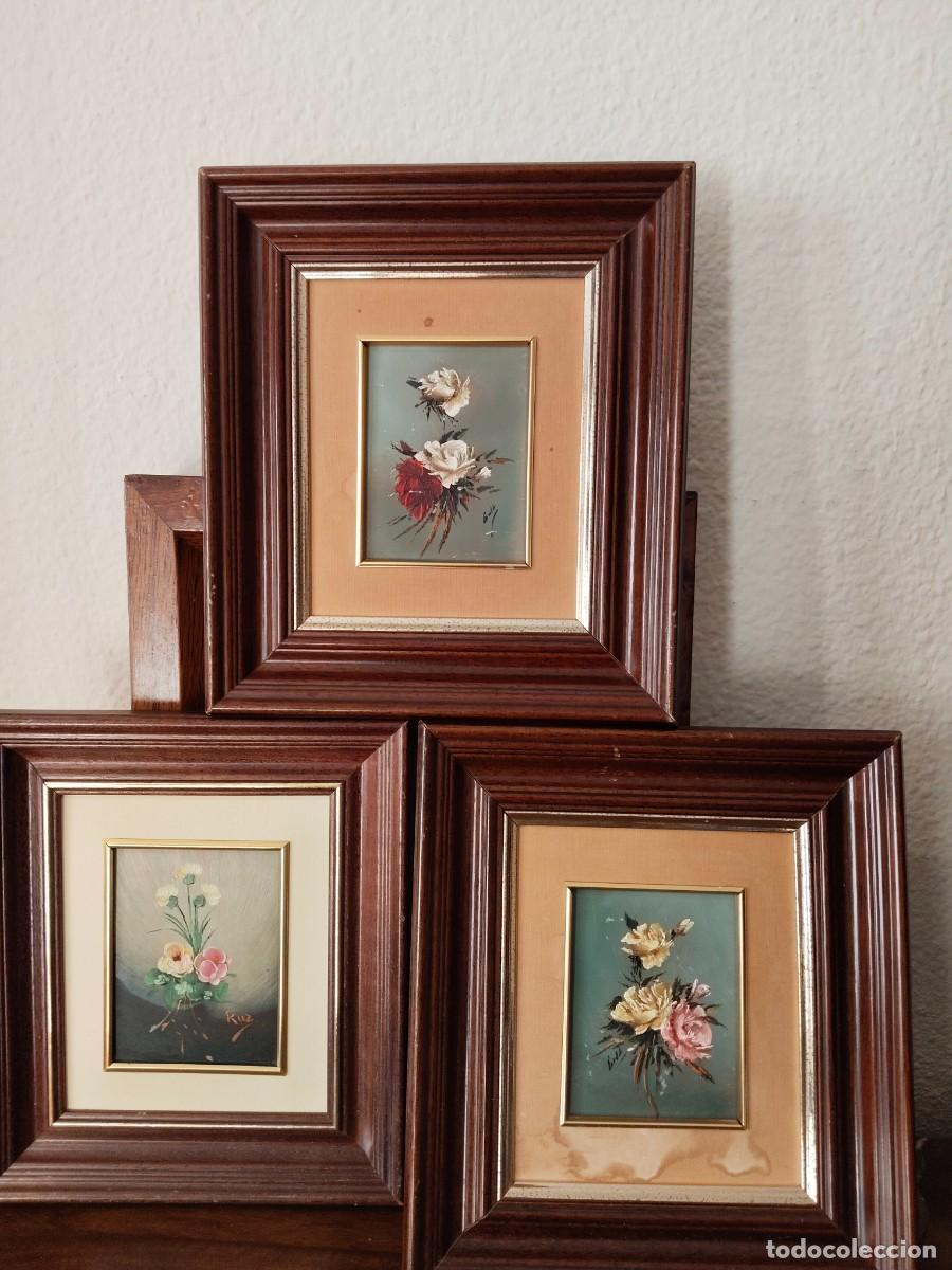 Arte: 3 peque&ntilde;os &oacute;leos sobre tabla enmarcados. Motivo floral.Con firma.