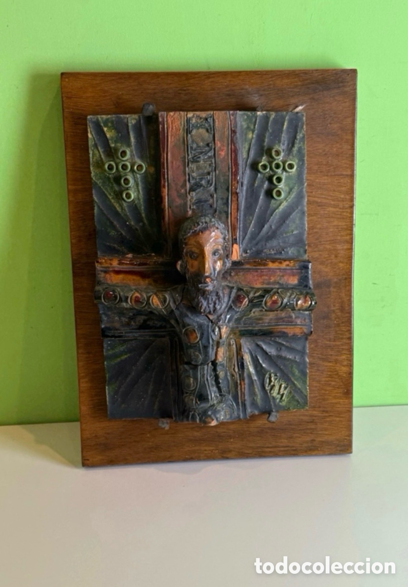 Arte: Antiguo crucifijo de terracota policromada sobre base de madera. Arte religioso