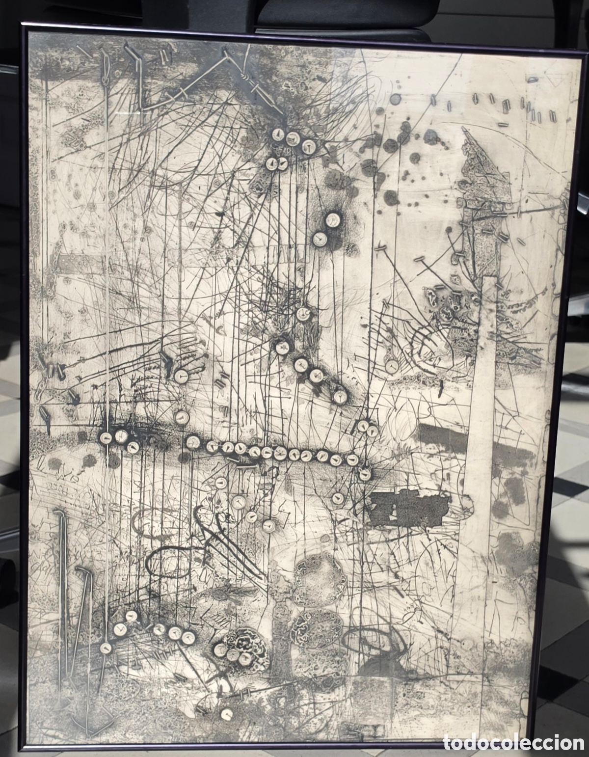 Arte: Antoni CLAV&Eacute; - T&eacute;cnica mixta sobre hoja cart&oacute;n/papel grueso - tinta y perforaciones.