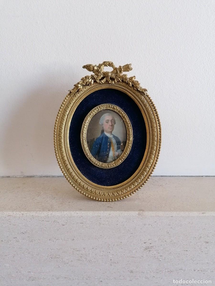 Arte: Pintura en miniatura antigua, retrato de medio cuerpo de un caballero.