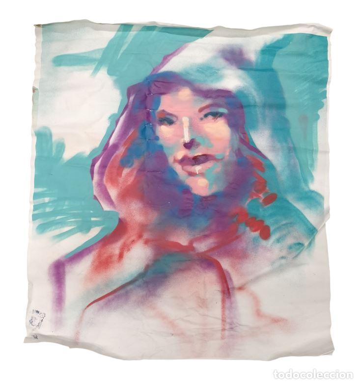 Arte: MUJER ENCAPUCHADA SOBRE FONDO CELESTE. AN&Oacute;NIMO. T&Eacute;CNICA MIXTA SOBRE LIENZO. ESPA&Ntilde;A. SIGLO XXI.