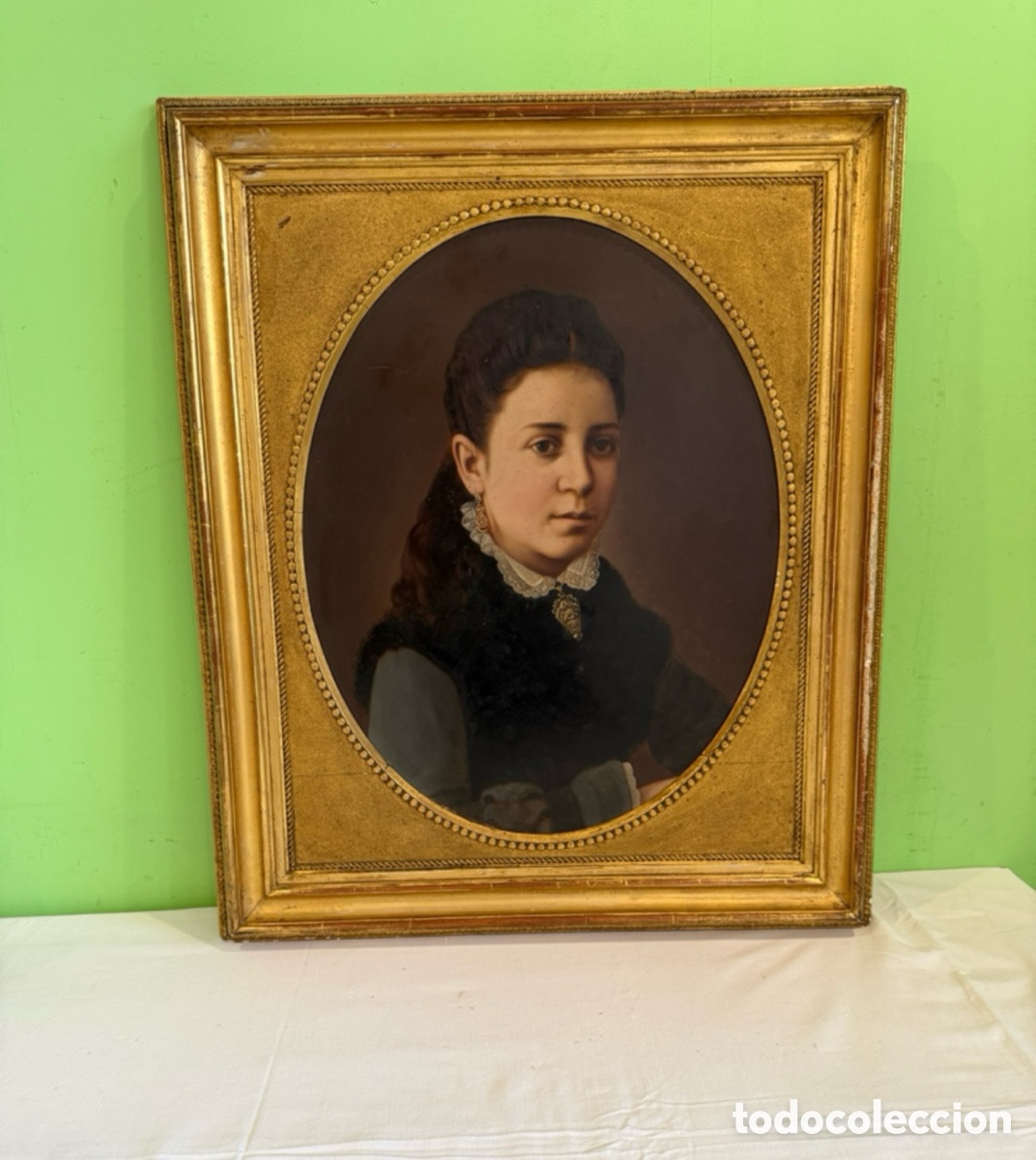 Arte: Retrato femenino antiguo &oacute;leo sobre cart&oacute;n siglo XIX marco dorado ovalado.