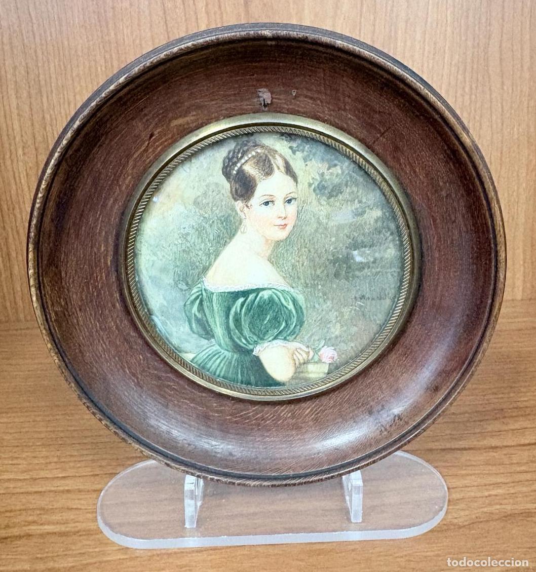 Arte: MINIATURA FEMENINA EN GOUACHE CON MARCO CIRCULAR DE MADERA. MEDIADOS DEL SIGLO XX
