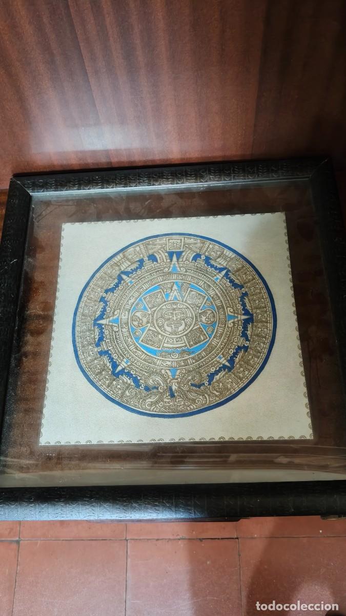 Arte: Gravure Azt&egrave;que sur cuir sous verre et sign&eacute;e
