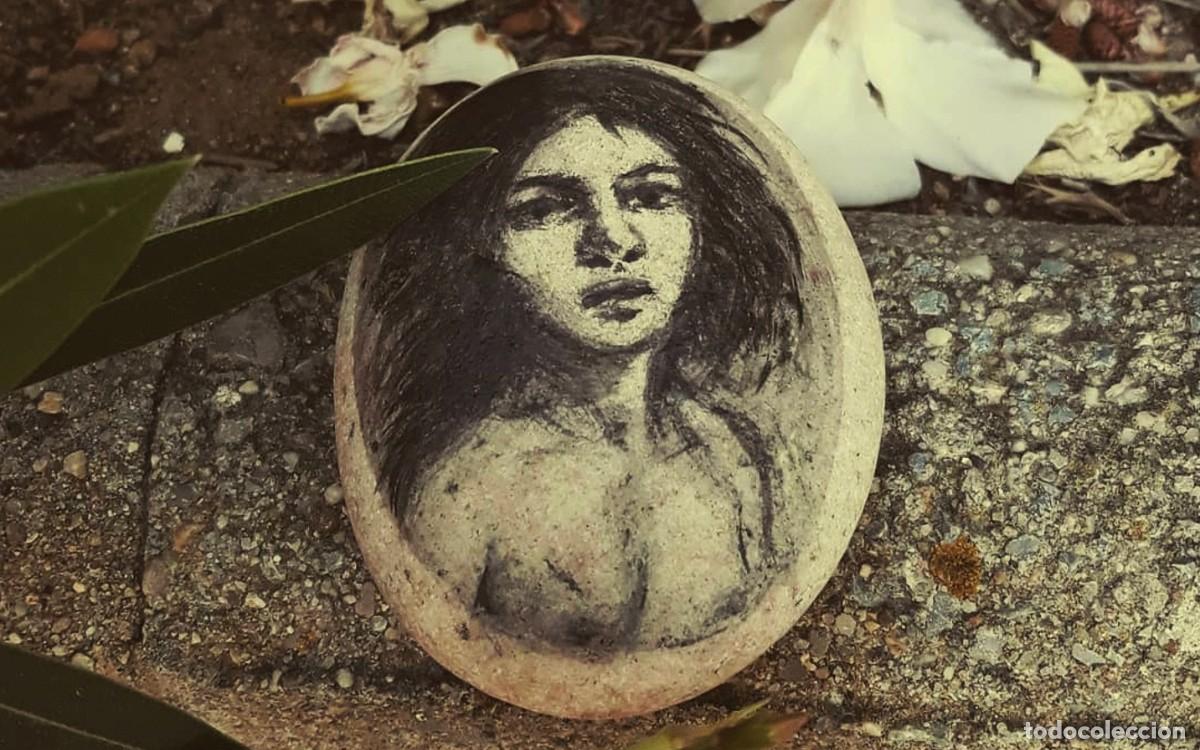 Arte: &rdquo;MEDALL&Oacute;N&rdquo; - PINTURA SOBRE PIEDRA DE MAR, COSTA BRAVA, 2021- OJONEGRO / DOROTA EMILIA CZARNY