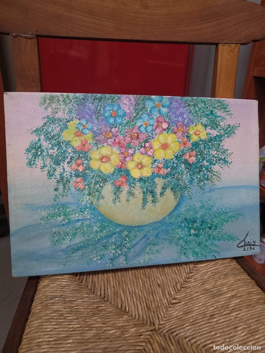 Arte: Pintura al &oacute;leo sobre lienzo, vaso de flores de colores sobre un pa&ntilde;o de tul azul firmado Chris 2/96