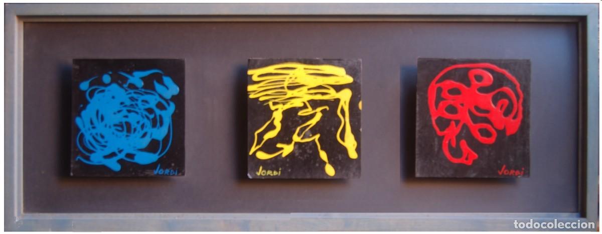 Arte: Jord&iacute; Mercad&eacute;. Abstracciones en azul, amarillo y rojo. Acr&iacute;lico sobre cart&oacute;n. 20 cm x 20 cm cada una