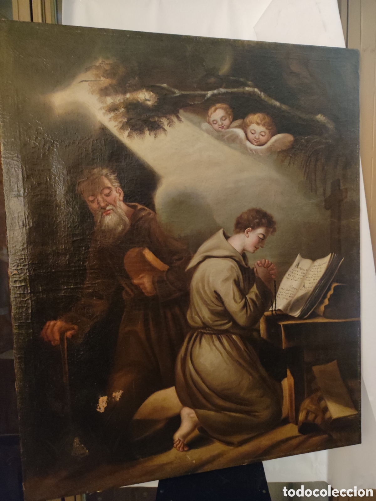 Arte: Monje orante con personajes