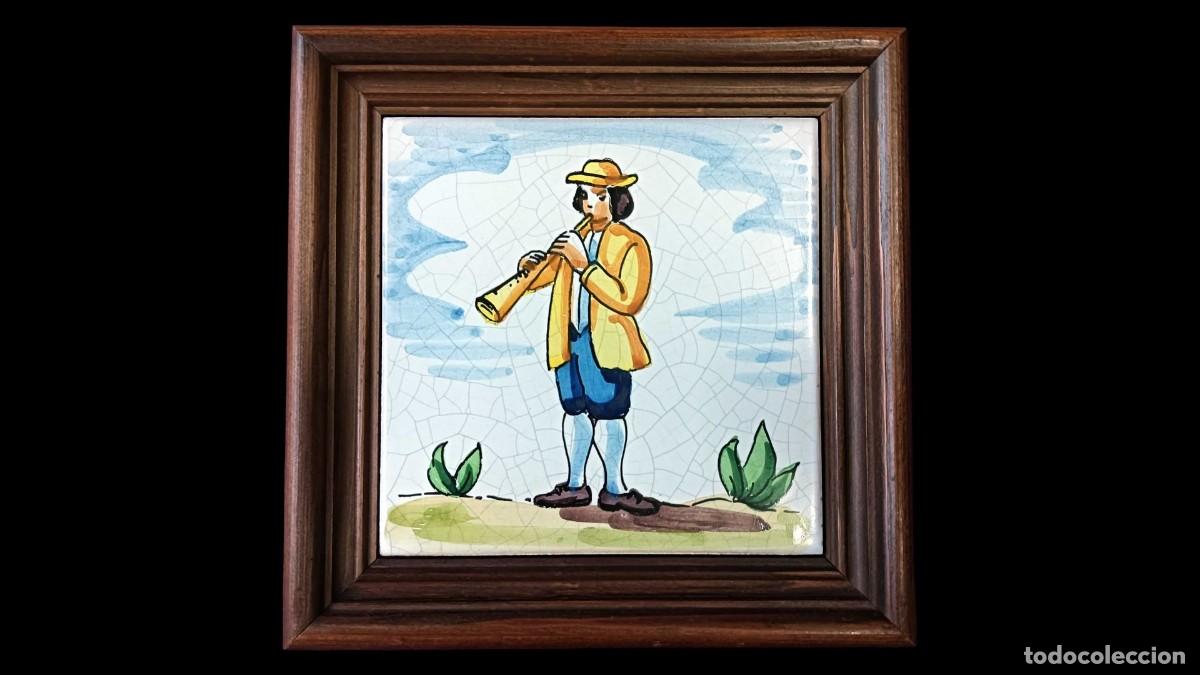 Arte: BALDOSA CER&Aacute;MICA PINTADA A MANO &middot; M&Uacute;SICO GAITERO COSTUMBRISTA &middot; MAY&Oacute;LICA ESPA&Ntilde;OLA NOGAL &middot; A&Ntilde;OS 60/70