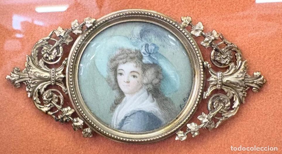 Arte: MINIATURA AL GOUACHE DE DAMA DIECIOCHESCA EN MARCO DECORATIVO DORADO. SIGLO XIX