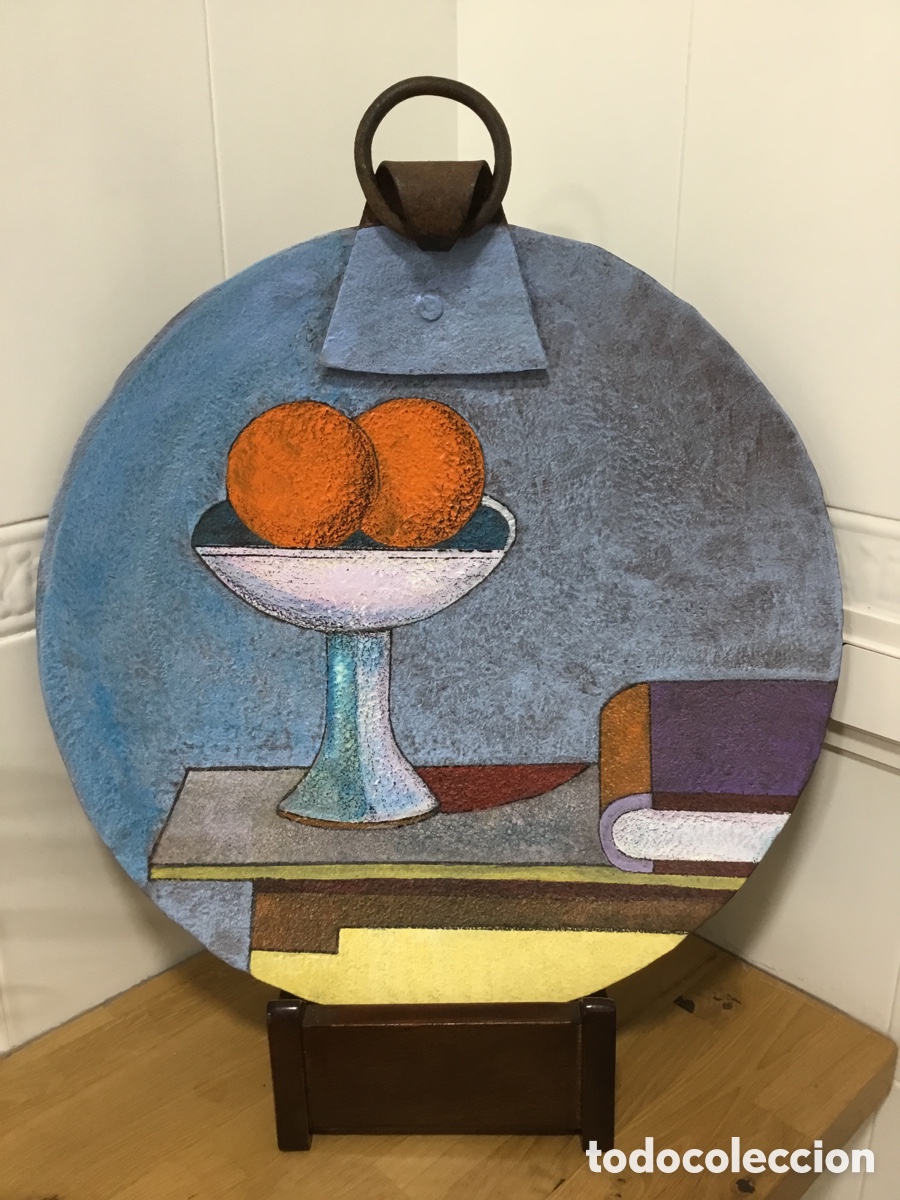 Arte: Naranjas y un libro. Acr&iacute;lico y pastel sobre hierro antiguo.