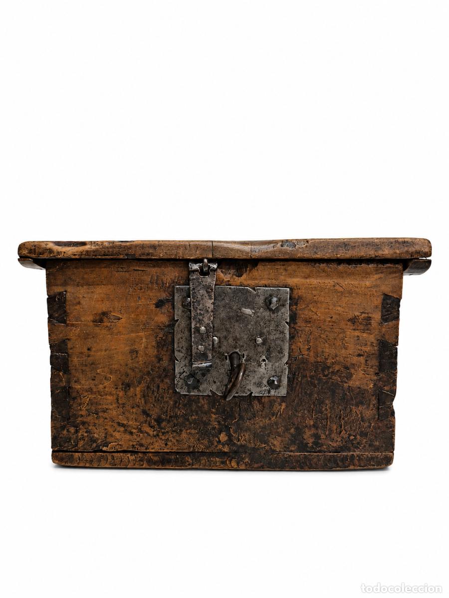 Arte: Arqueta de Almoinas - Caja de Limosnas Catalana de Vic - Madera de Nogal - Con Cerradura y Llave