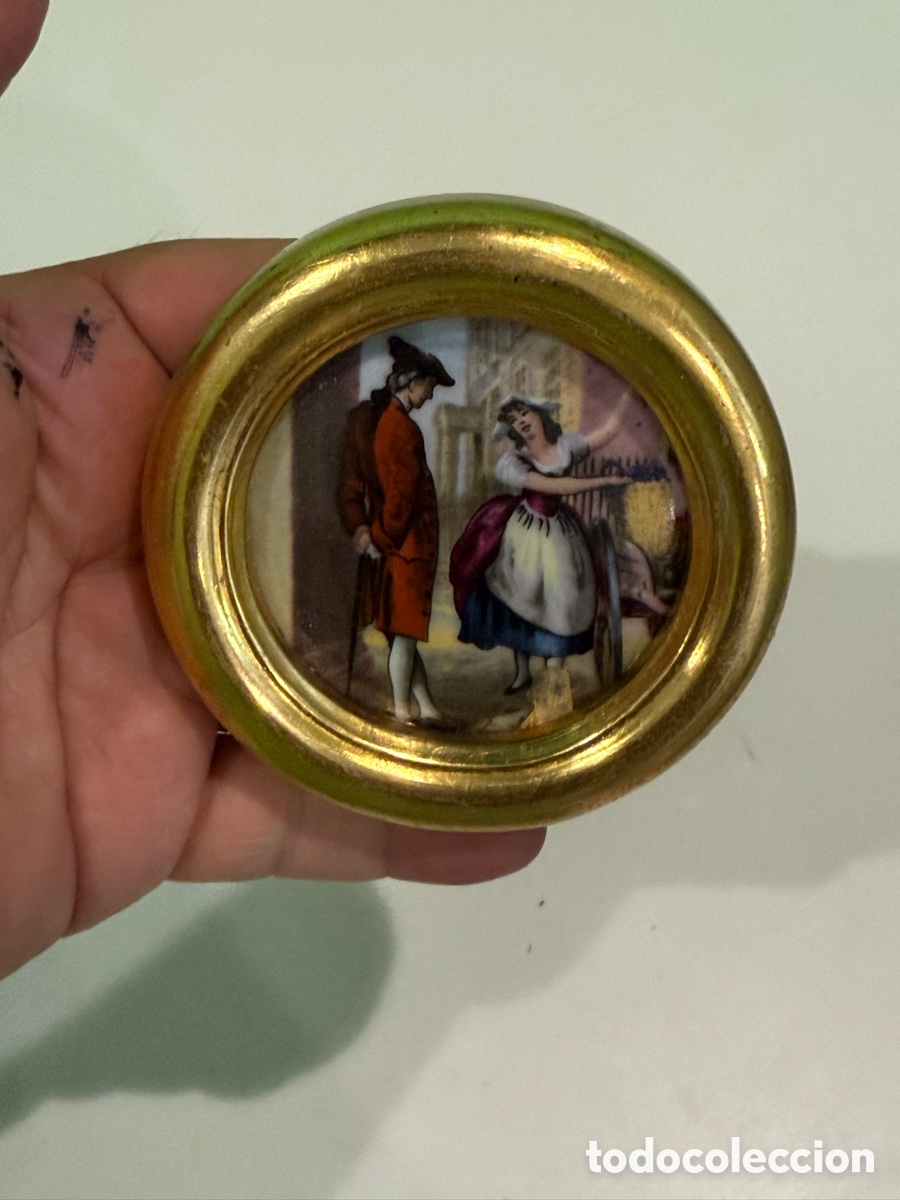 Kunst: Miniatura antigua sobre porcelana pintada a mano con marco circular dorado