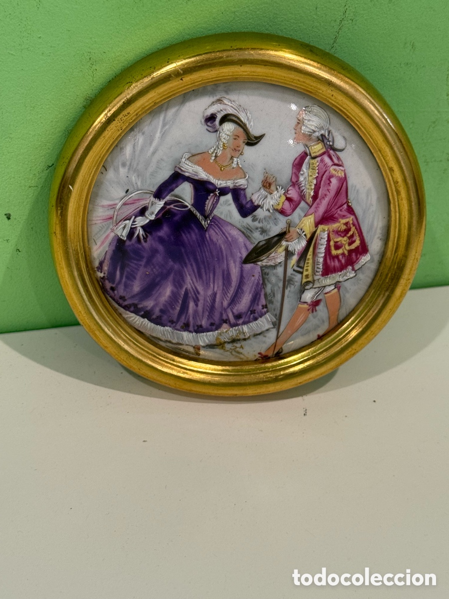 Arte: Miniatura antigua sobre porcelana pintada a mano &ndash; Escena galante del siglo XVIII