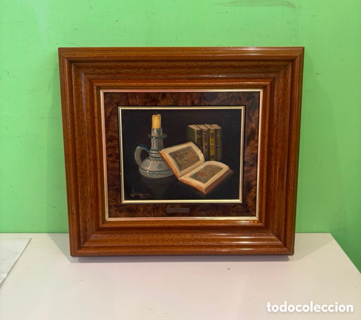 Arte: &Oacute;leo sobre lienzo &ndash; Bodeg&oacute;n con libros antiguos y candil &ndash; Firmado Joaqu&iacute;n &ndash; Enmarcado &ndash; 44 &times; 40 cm
