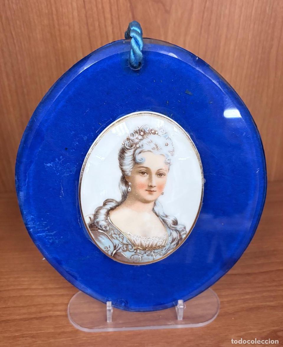 Arte: MINIATURA FEMENINA EN MARCO CIRCULAR DE CRISTAL AZUL, C. 1900