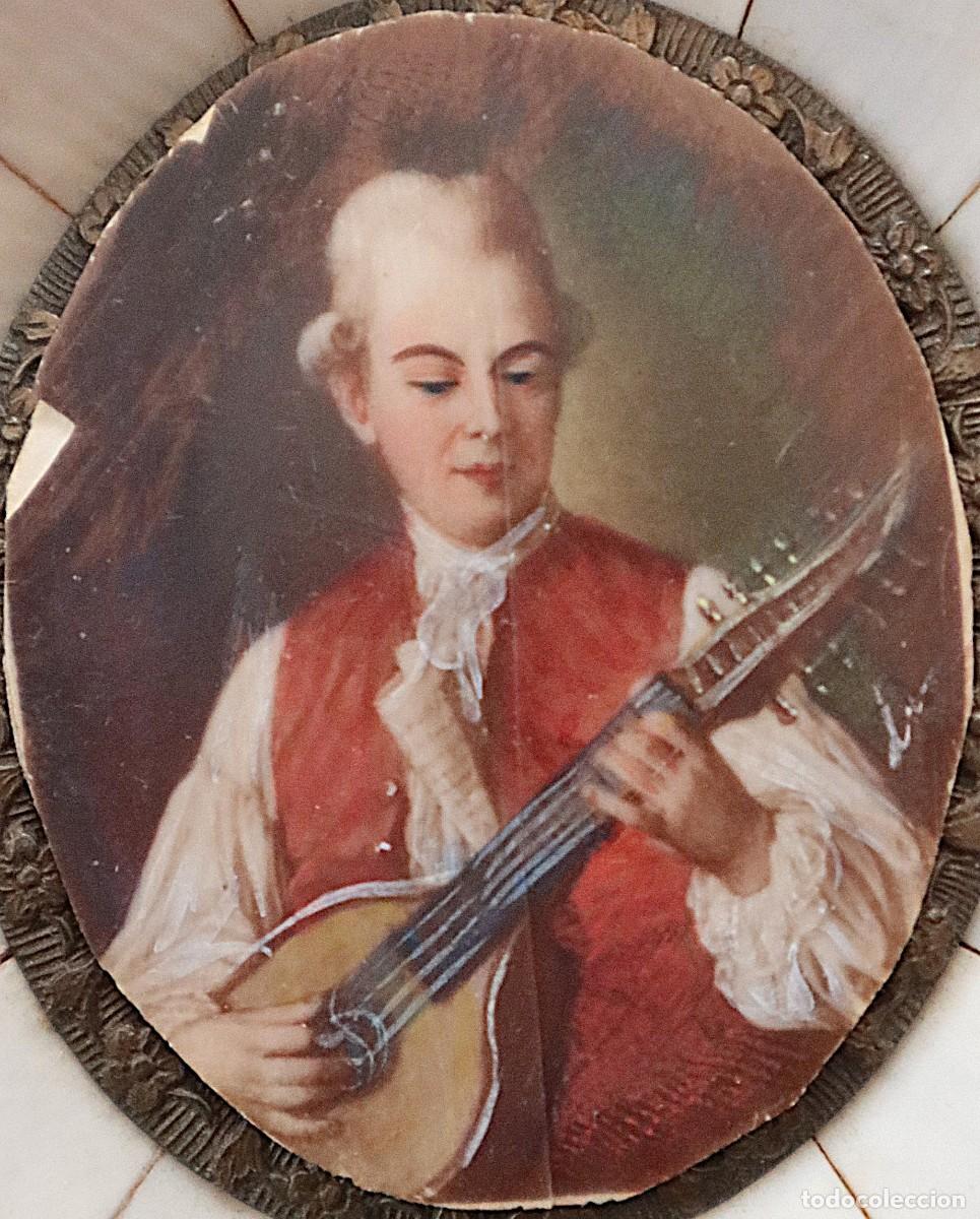 Arte: M&uacute;sico tocando el mandolino. Miniatura. Gouache sobre placa y marco de hueso. Hacia 1900.
