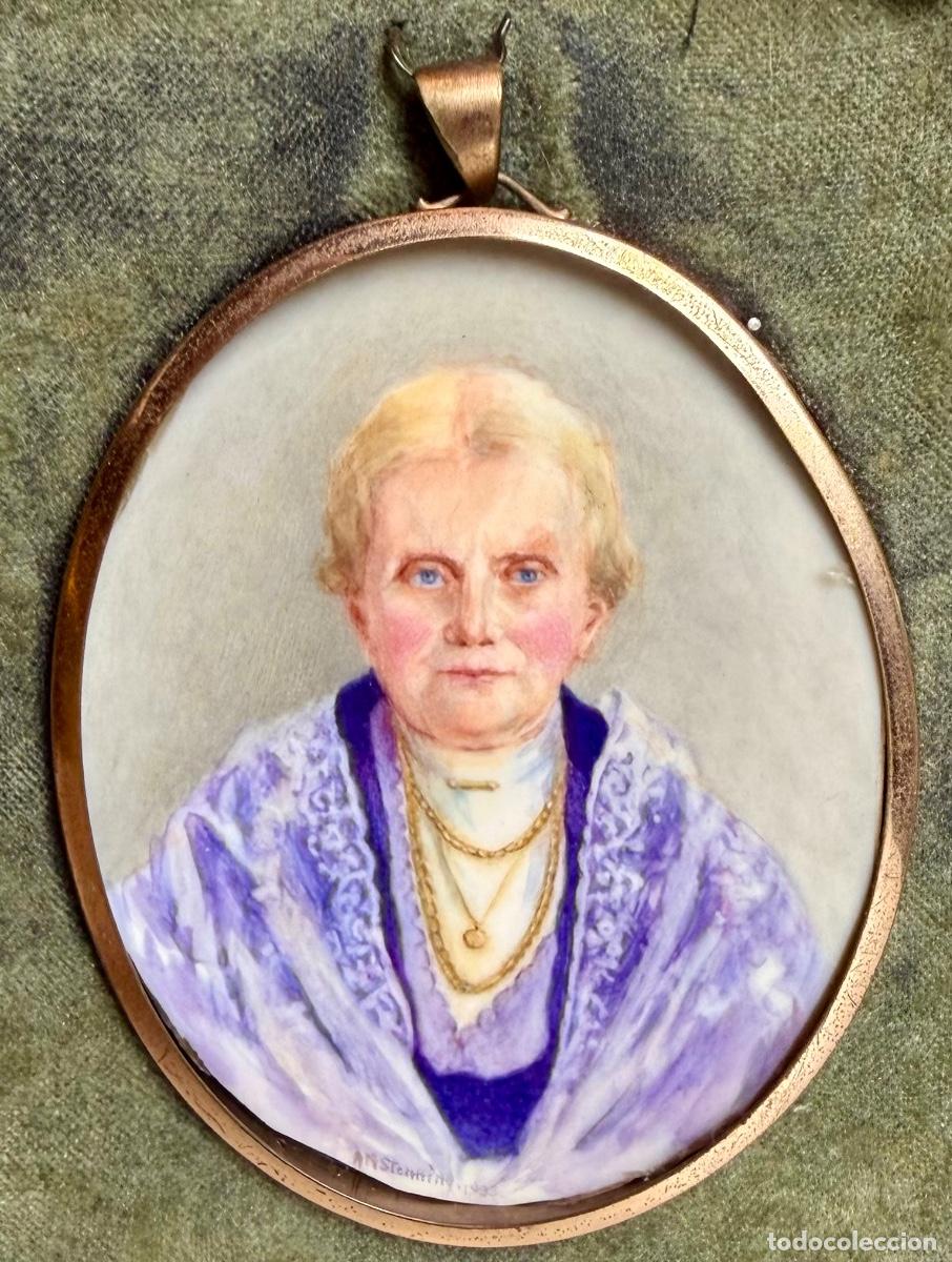 Arte: Miniatura de una anciana sobre cartonaje, fechada 1933