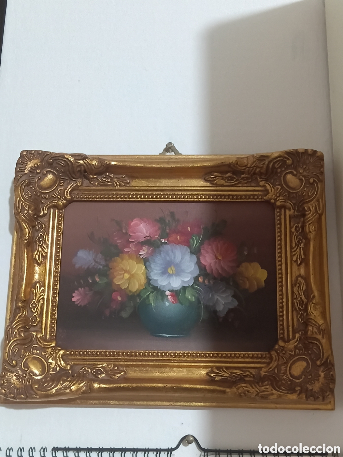 Arte: &Oacute;leo sobre madera compensada: Bodeg&oacute;n floral con marco barroco dorado