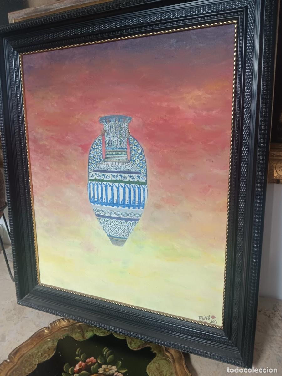 Arte: jarr&oacute;n de cer&aacute;mica de estilo andalus&iacute; o &rdquo;vaso de la Alhambra&rdquo; flotando en un cielo al atardecer.Arti