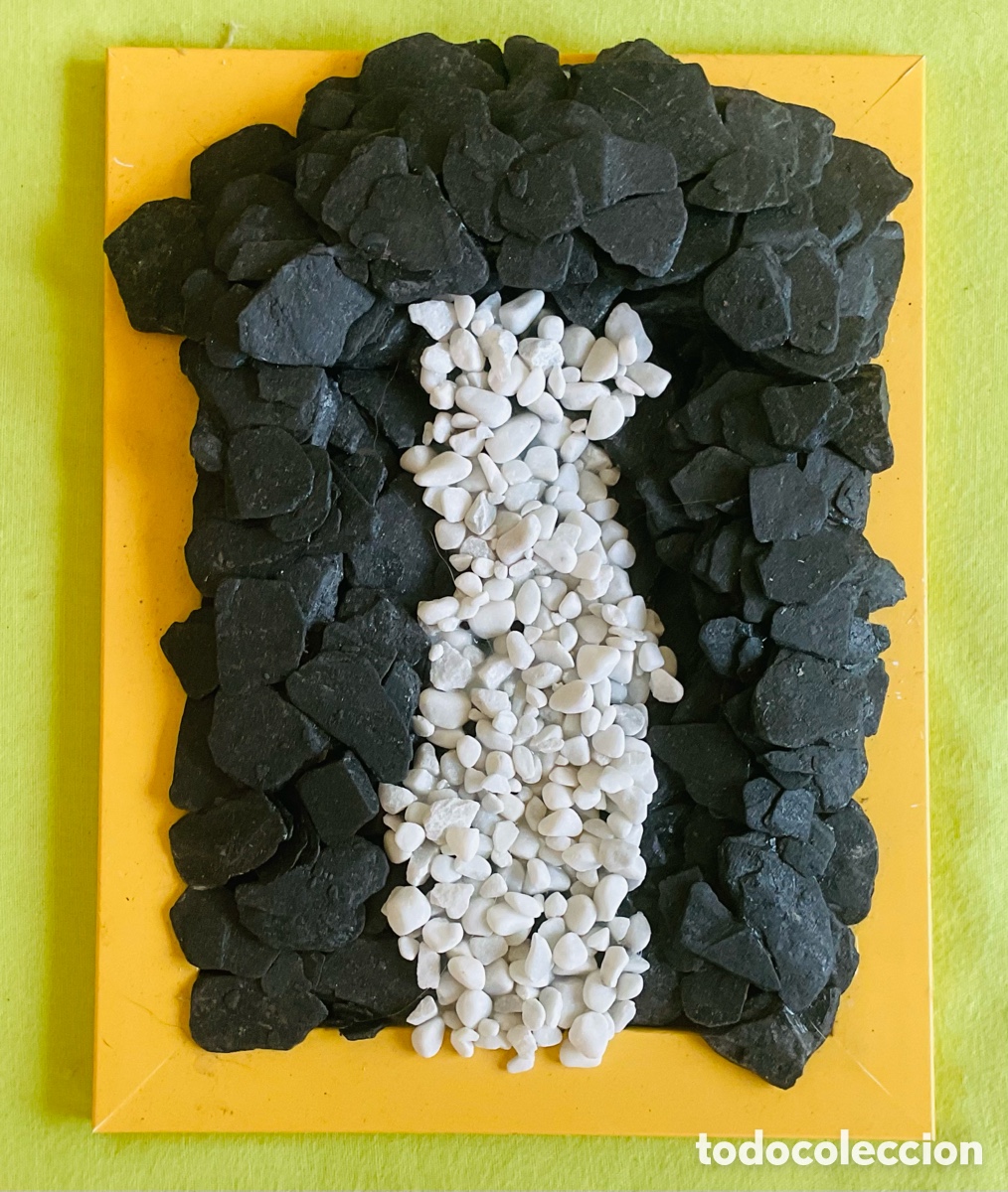Arte: Tumba 1. Cuadro realizado con piedras.