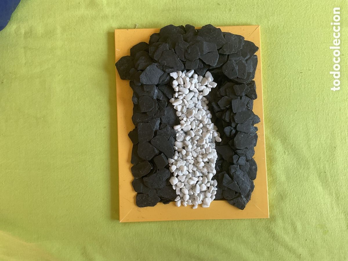 Arte: Tumba 1. Cuadro realizado con piedras.